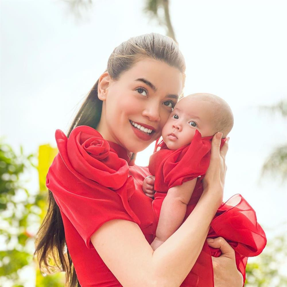 Được biết Hồ Ngọc Hà mơ ước có con gái từ lâu, Lisa đến giúp cô thỏa mãn nỗi khát khao ấy. Có con gái, "nữ hoàng giải trí" tha hồ có cơ hội làm điệu. Cô thích cho Lisa mặc những bộ đồ nữ tính, kết hợp với những phụ kiện chuẩn "bánh bèo".