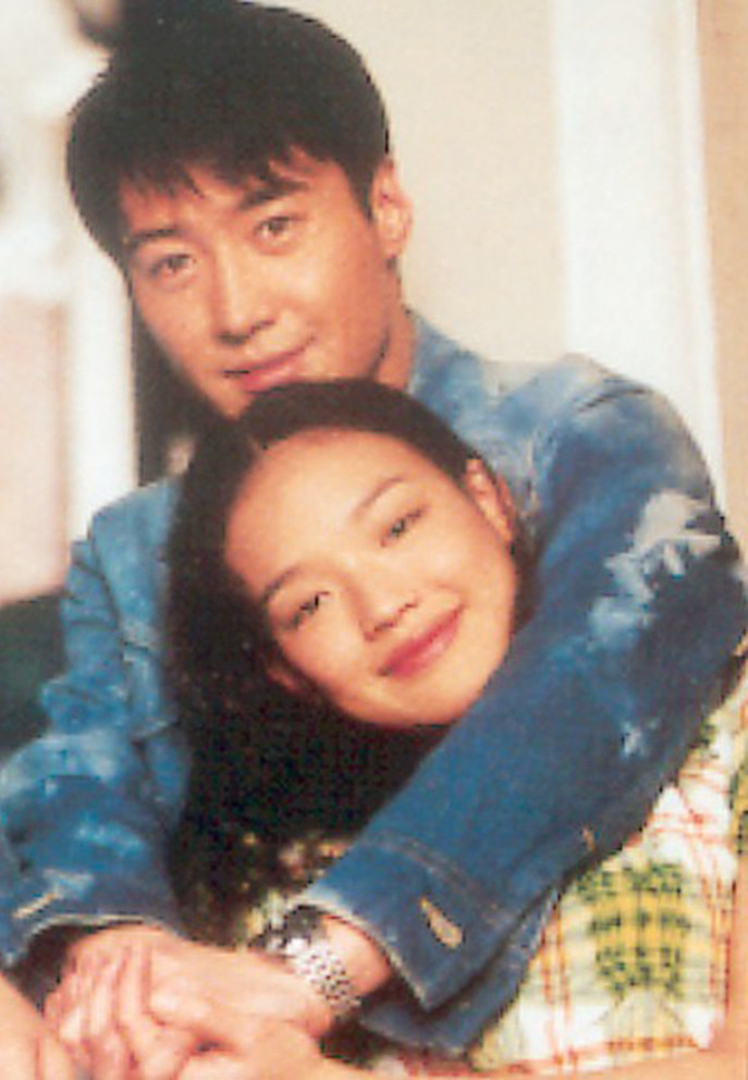 Ở thời kỳ đỉnh cao, Thư Kỳ và Lê Minh hẹn hò khi hợp tác trong phim Pha lê chi thành năm 1998. Người hâm mộ nam tài tử phản đối dữ dội, họ cho rằng vết nhơ phim nóng của Thư Kỳ không xứng đáng sánh bước với anh - người có hình tượng sạch sẽ, hoàn hảo trong mắt công chúng. Cặp đôi sau đó chính thức tan rã sau vài lần tái hợp. Cuộc tình 7 năm để lại cho Thư Kỳ nhiều nước mắt cùng những tổn thương về mặt tinh thần.