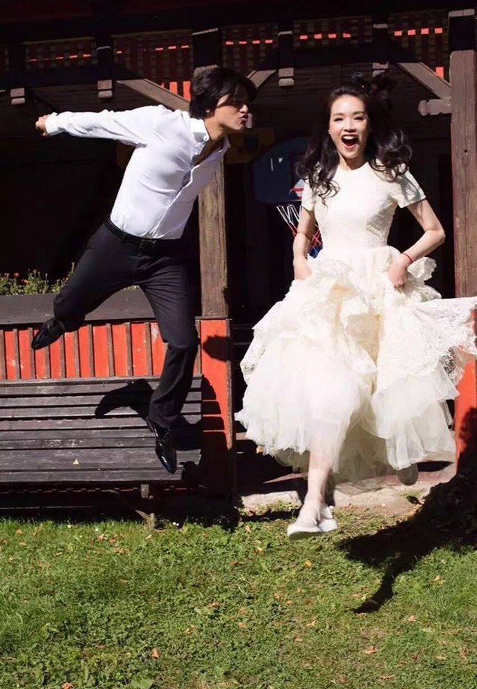 Sau 4 năm kết hôn, Thư Kỳ và chồng sống kín đáo, ít khi công khai xuất hiện cùng nhau hay thể hiện tình cảm trên các phương tiện truyền thông. Cặp đôi cũng từng dính tin đồn ly hôn do không sinh con hoặc rạn nứt tình cảm, ít tương tác trên mạng xã hội. Tuy nhiên, hai vợ chồng chưa từng lên tiếng đính chính.