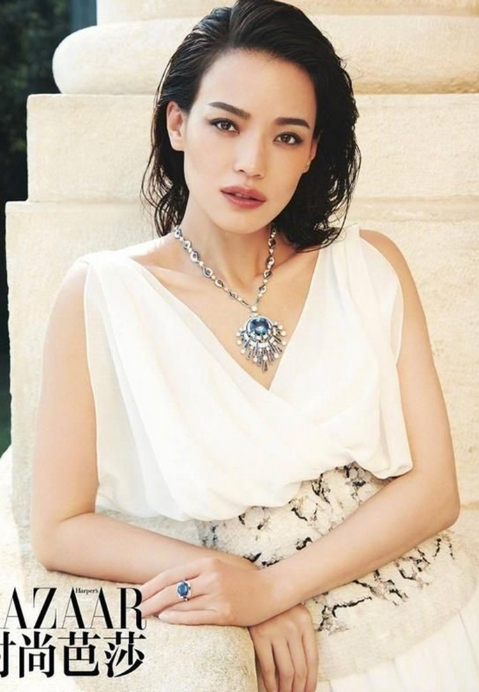 Nữ diễn viên sau đó đã chấp nhận ký hợp đồng đóng các phim dán mác 18+, từ đó mở ra những ồn ào trong cuộc đời. 