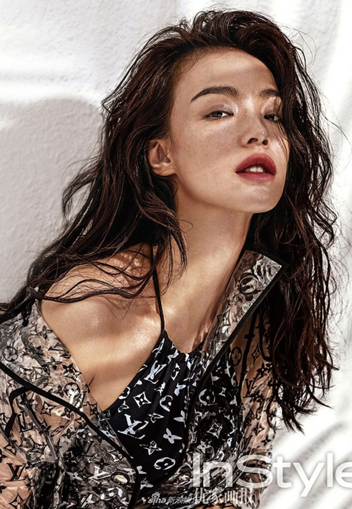 Một nguồn tin cho biết Kha Tuấn Hùng dùng thế lực xã hội đen kiểm soát nữ diễn viên trẻ, biến cô thành cỗ máy kiếm tiền, thậm chí phục vụ nhu cầu riêng. 