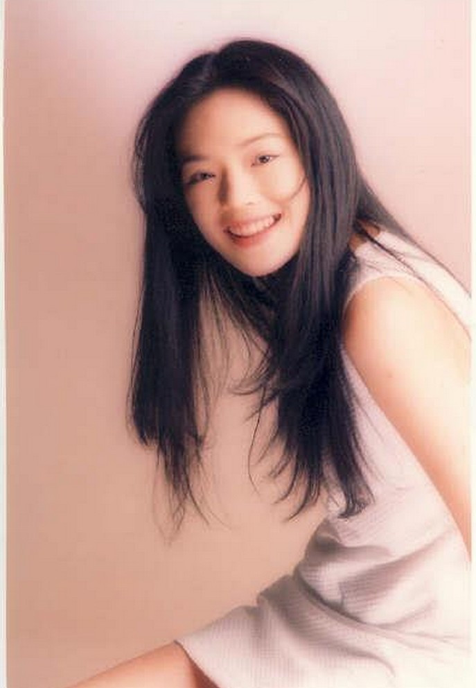 Năm 16 tuổi, nữ diễn viên rời nhà tới Hong Kong lập nghiệp. Một thân một mình nơi đất khách, nữ diễn viên tự nguyện chụp ảnh gợi cảm cho một số tạp chí 18+.