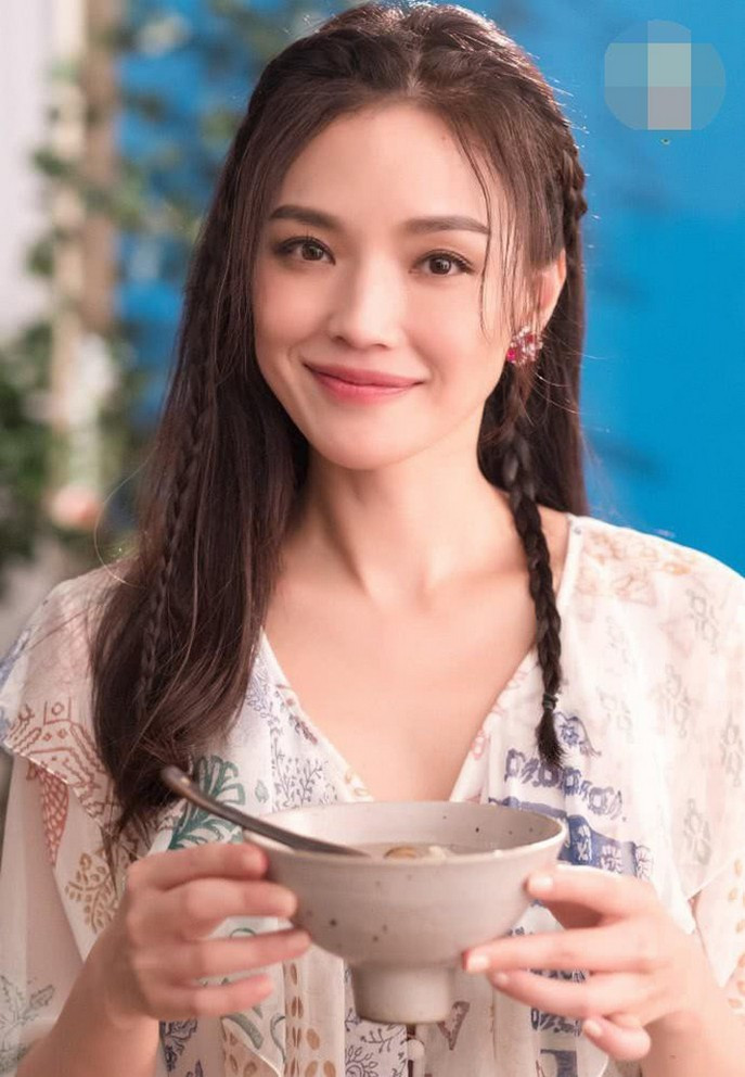 “Chỉ cần nghe thấy tiếng xe máy của bố về, tôi sẽ tìm cách chạy trốn bất kể là nửa đêm hay sáng sớm”, Thư Kỳ tâm sự trong một cuộc phỏng vấn.