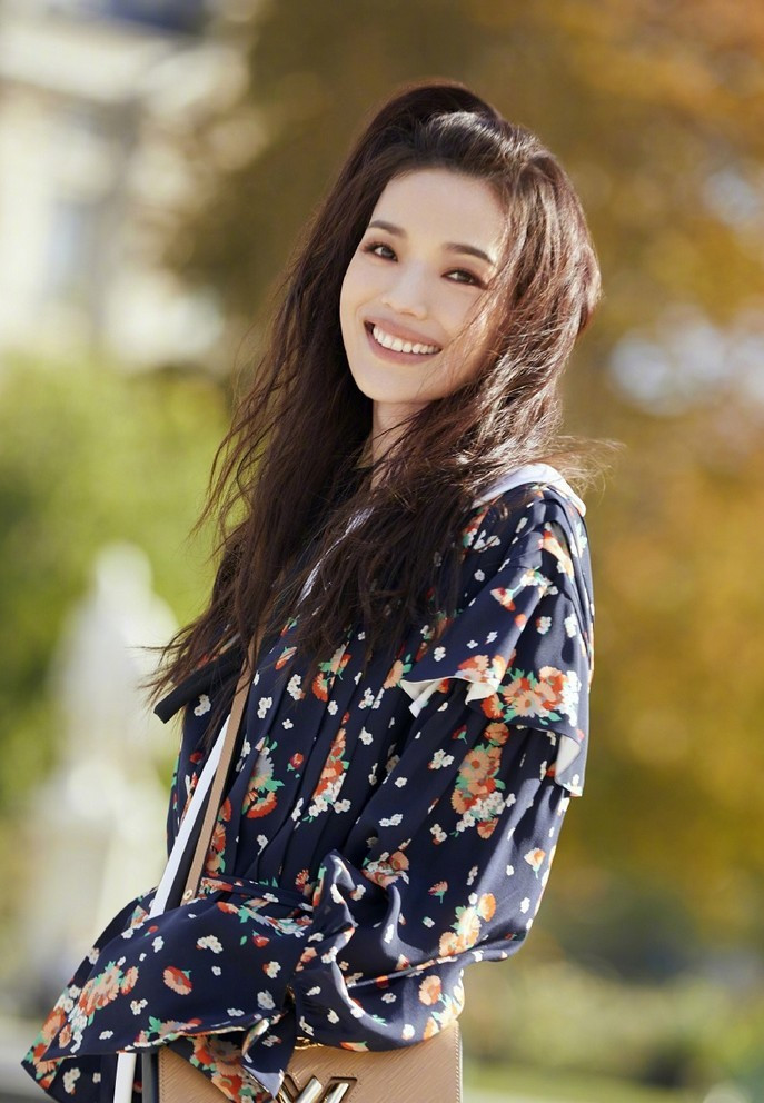 Với thân hình nóng bỏng, cô được Kha Tuấn Hùng - ông trùm khét tiếng showbiz Hoa ngữ chú ý.