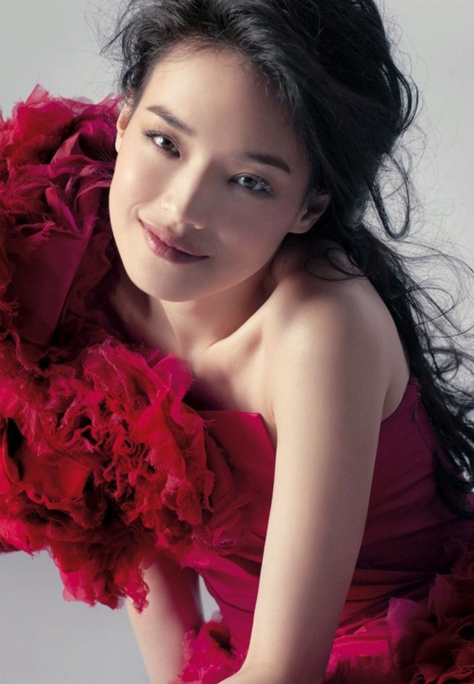 Hai năm sau đó, sự nghiệp của cô gái trẻ chìm trong vũng lầy phim nóng.