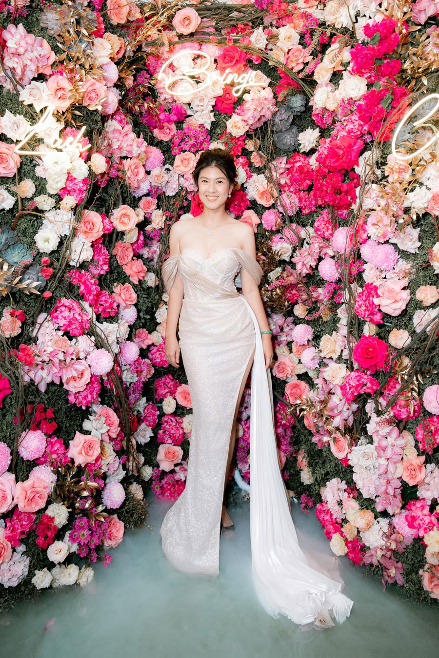 Diễn viên Kim Thư diện đầm ôm sát, tôn body đồng hồ cát của NTK Nguyễn Minh Tuấn. Ngoài ra cô còn góp vui cho buổi tiệc bằng một loạt màn trình diễn đầy sinh động, hài hước trên sân khấu