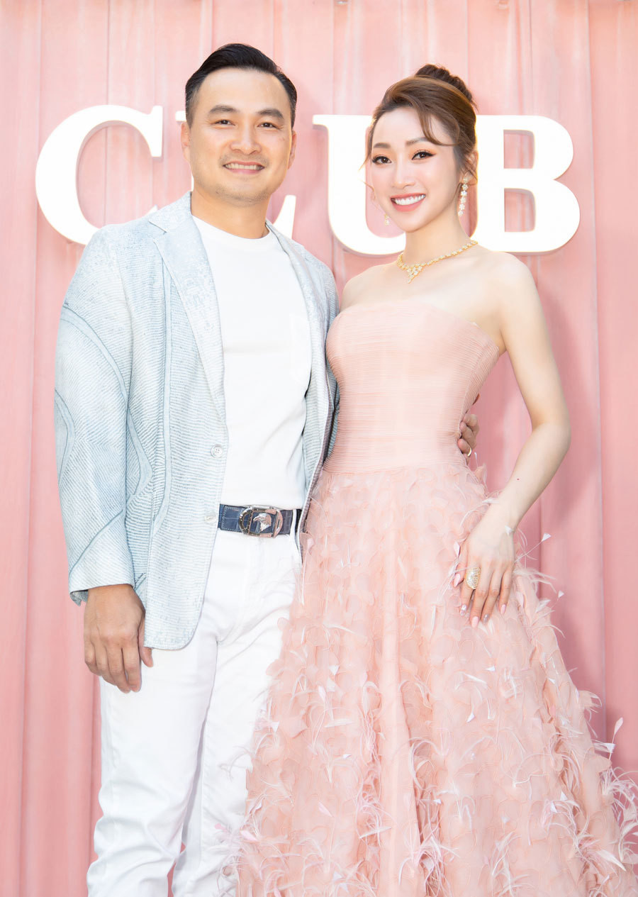 Diễn viên Chi Bảo luôn tháp tùng bạn gái Lý Thùy Chang trong tất cả các bữa tiệc.