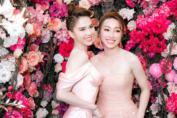 Các khách mời mặc dress code hồng – trắng đồng điệu với không gian ngọt ngào. Người mẫu Ngọc Trinh nổi bật nhờ ngoại hình gợi cảm. Cô mặc chiếc đầm mà NTK Lê Thanh Hòa lấy cảm hứng từ vẻ đẹp vừa sexy lại ngây thơ, trong trẻo.