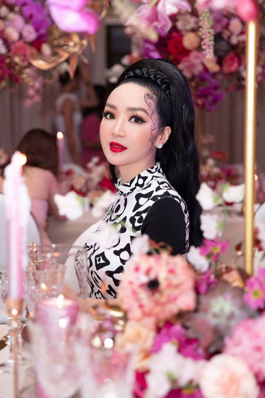 Hoa hậu Giáng My nổi bật giữa dàn mỹ nhân kém tuổi với body gợi cảm và mái tóc buộc cao khoe gương mặt đẹp.