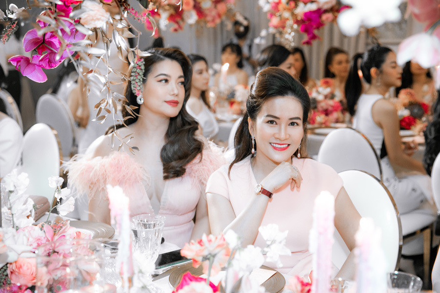 Trương Ngọc Ánh cùng bạn thân Anh Thơ xuất hiện với chiếc đầm hồng thanh lịch. 