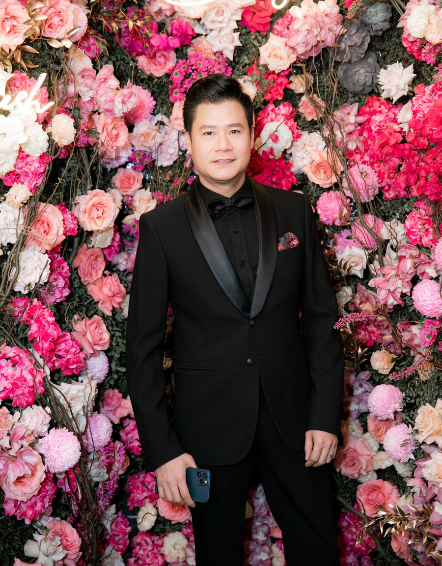 Ca sĩ Quang Dũng xuất hiện với vest đen, tiếp tục chiêu đãi khách mời với loạt ca khúc Còn ta với nồng nàn, Hạ trắng, Chân tình… và song ca bài Trái tim không ngủ yên với Hoa hậu Giáng My.