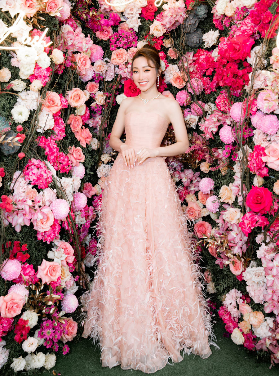 Lý Thuỳ Chang được ngợi khen nhan sắc không thua kém bất cứ mỹ nhân nào của làng giải trí. Nữ doanh nhân trẻ chọn đầm sắc hồng của NTK Lê Thanh Hòa, dùng trang sức kim cương.