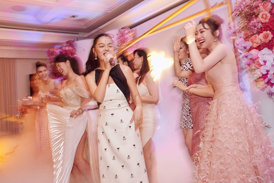 Lý Thùy Chang - bạn gái kém 16 tuổi của Chi Bảo vừa tổ chức dạ tiệc để truyền đi thông điệp: “Vẻ quyến rũ của người phụ nữ được tạo nên từ thần thái, sự tươi trẻ, tự tin và yêu thương chính bản thân mình". Hoa hậu Giáng My, diễn viên Trương Ngọc Ánh, người mẫu Ngọc Trinh, diễn viên Chi Bảo, diễn viên Kim Thư, ca sĩ Quang Dũng, ca sĩ Phạm Quỳnh Anh,... đều có mặt.