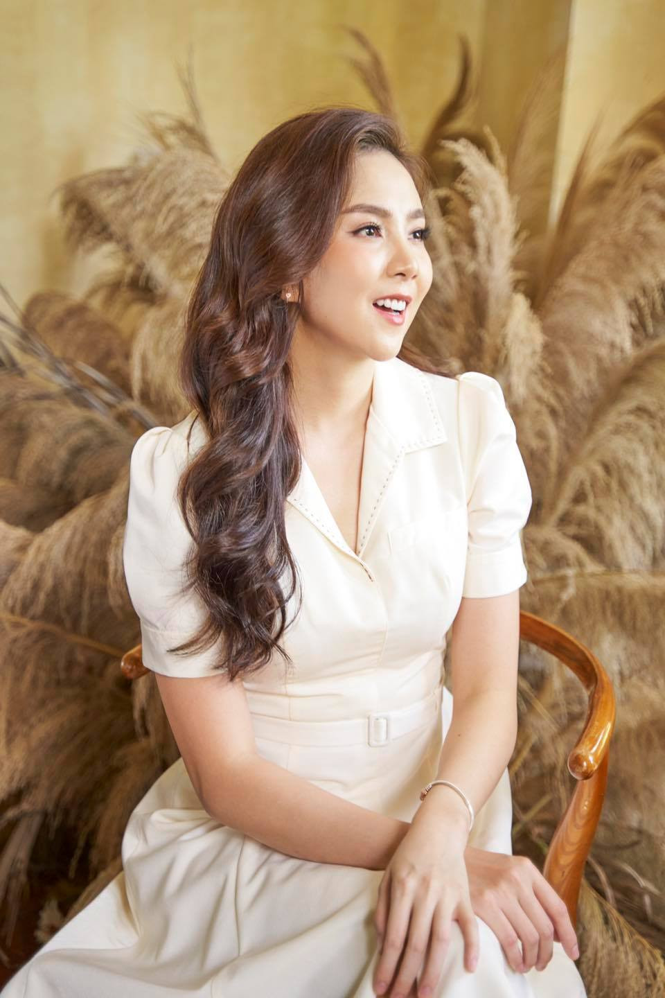 Mai Ngọc diện váy xinh nhân tiết trời vào mùa mới.