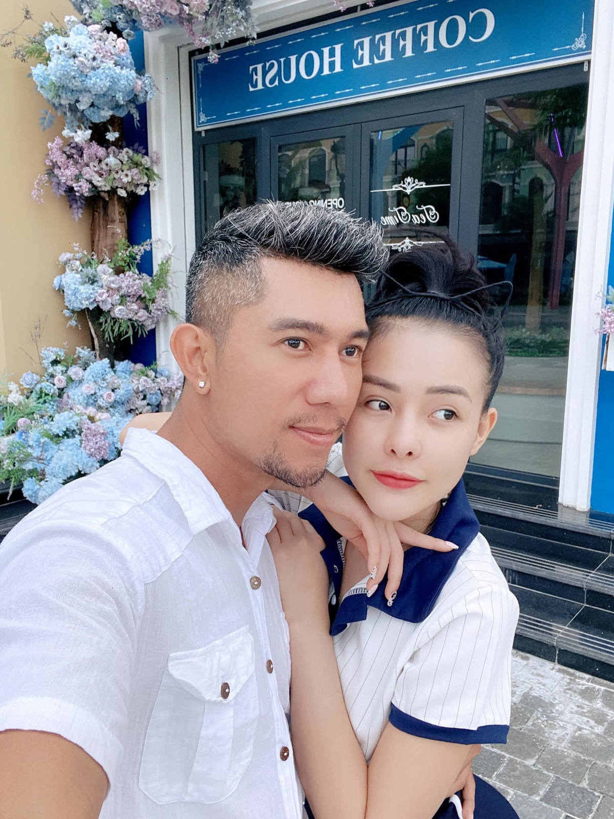 Lương Bằng Quang và bạn gái tình tứ bên nhau.