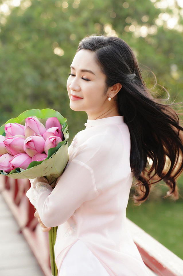 Sao Việt hôm nay 6/7: NSND Thu Hà đăng bộ ảnh cũ chụp với sen khiến khán giả mê mẩn.