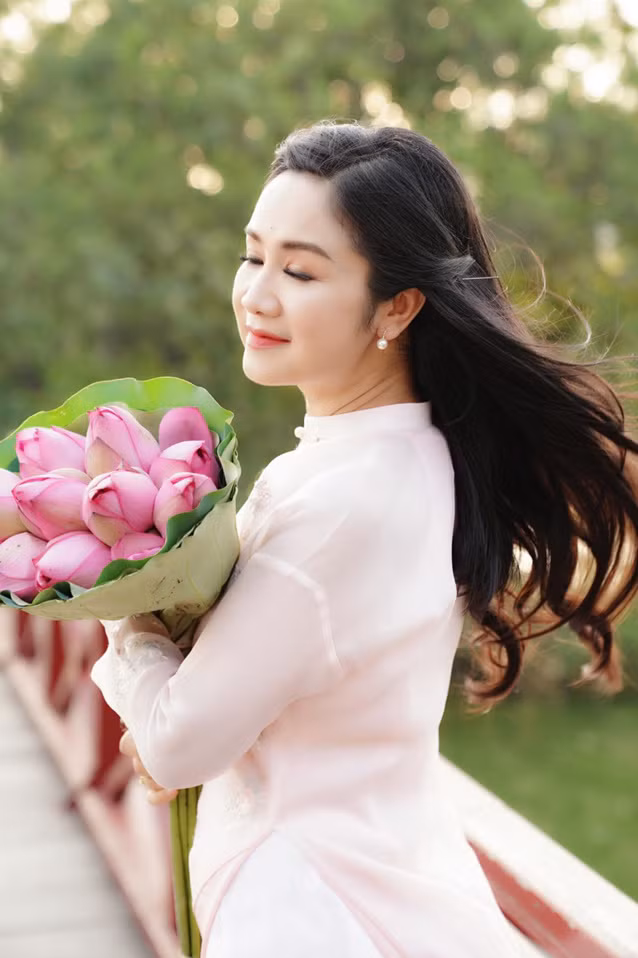 Sao Việt hôm nay 6/7: NSND Thu Hà đăng bộ ảnh cũ chụp với sen khiến khán giả mê mẩn.