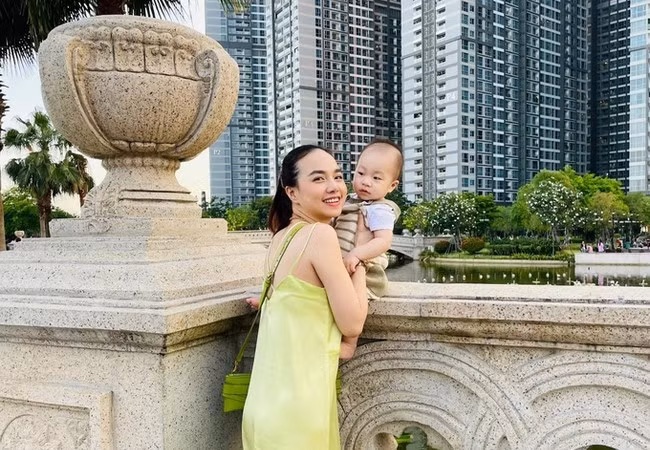 Đinh Ngọc Diệp mong hết dịch để đưa con trai đi dạo khắp nơi.