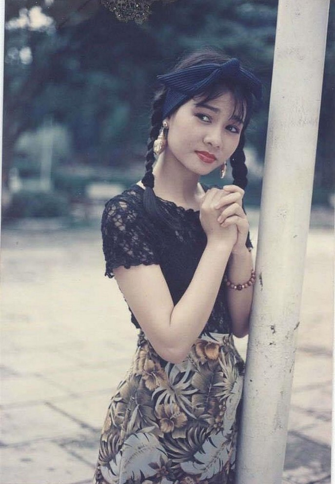 Thu Minh bắt trend đăng ảnh cũ những ngày ở nhà. "Nhan sắc này ngày xưa được gọi là mỹ nhân phải không cả nhà", cô hỏi fan. Sau gần 20 năm, gương mặt nữ ca sĩ trông không có sự khác biệt nhiều.