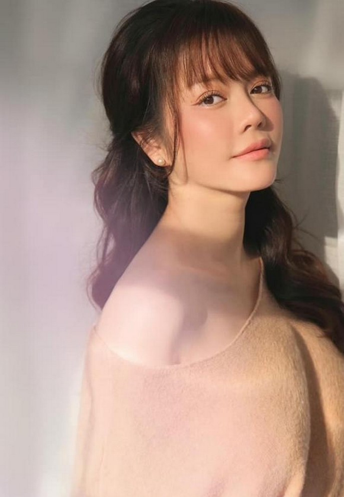 "Trời nắng thì em che ô. Vậy em gặp ai để được che chở?", Lý Nhã Kỳ 'thả thính' fan.