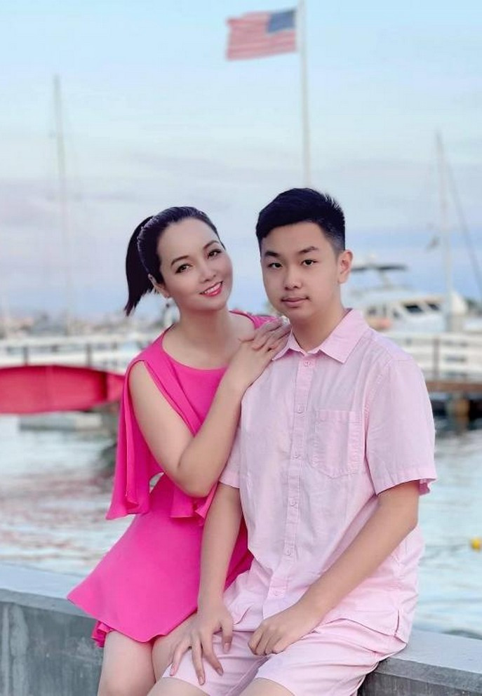 Mai Thu Huyền mừng sinh nhật cậu con trai 14 tuổi. Nữ diễn viên và chồng quyết định cho con đi du học để phát triển và tự lập hơn.