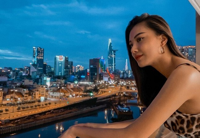 Kim Duyên nhớ khoảnh khắc Sài Gòn rực rỡ ánh đèn về đêm.