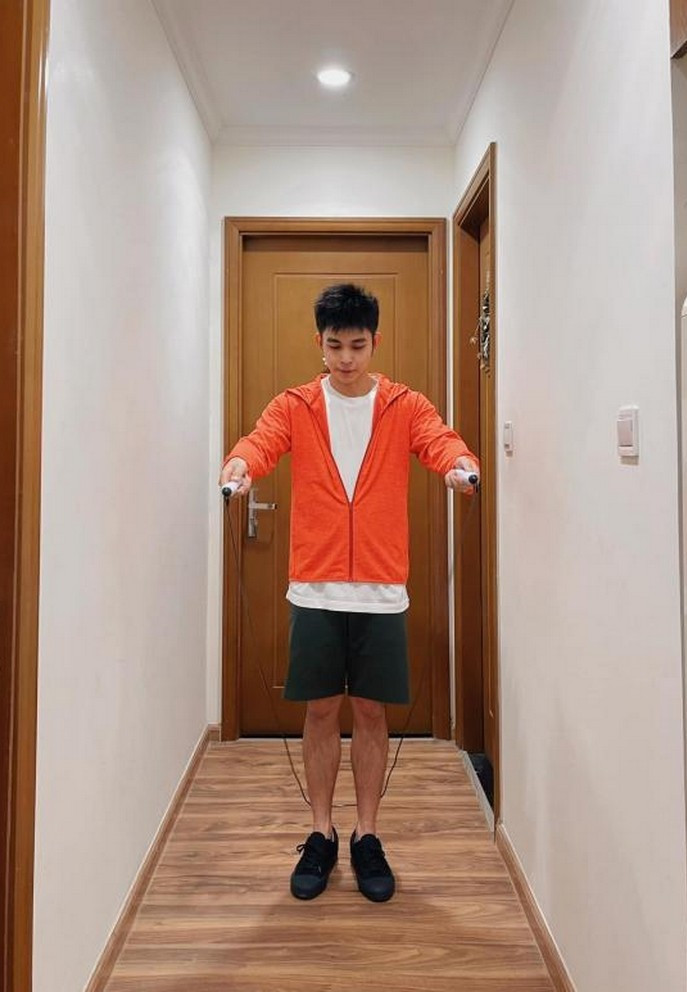 Jun Phạm tranh thủ nhảy dây tại nhà để tăng sức bền cho cơ thể.