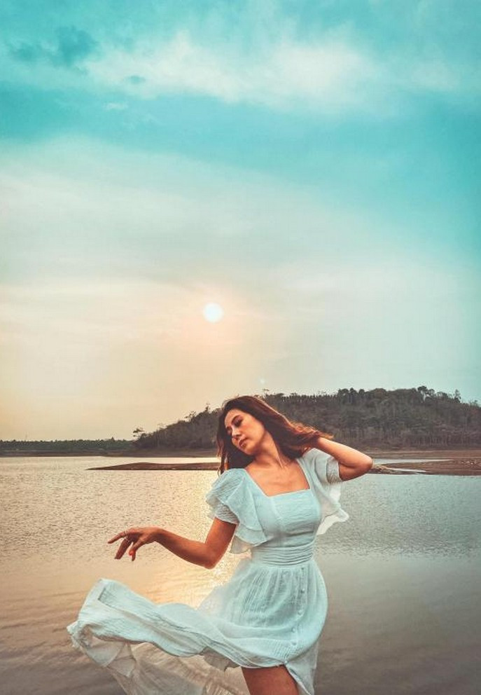 Nam Thư hóa nàng thơ trong bộ ảnh chụp ngẫu hứng dưới ánh hoàng hôn.