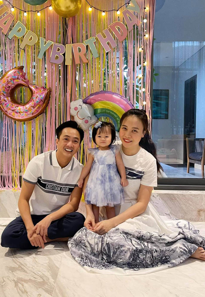 Sao Việt hôm nay 11/8: Cường Đô La mặc áo hiệu đôi cùng bà xã Đàm Thu Trang mừng sinh nhật con gái Suchin tròn một tuổi. Nhiều bạn bè, khán giả dành những lời chúc và nhận xét cô bé trông như 'bản sao' của nam doanh nhân.