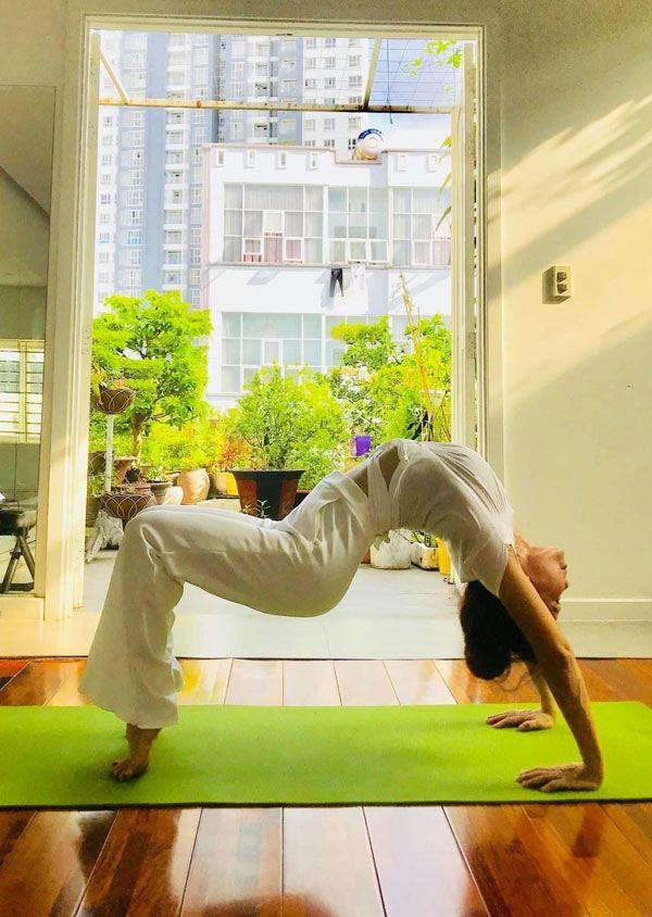 Bộ môn yoga không chỉ mang đến cho bà cơ thể đẹp mà sức khỏe dồi dào và tinh thần lạc quan.