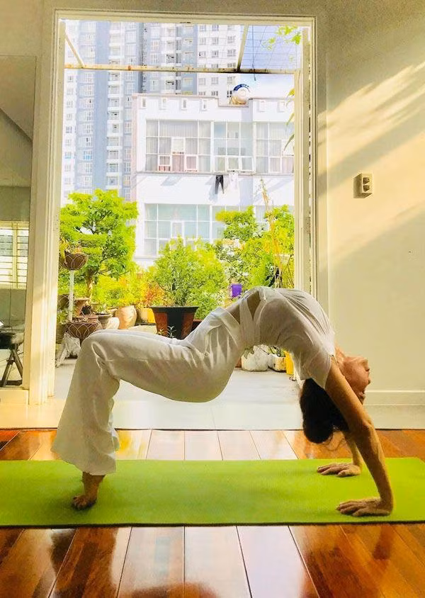 Bộ môn yoga không chỉ mang đến cho bà cơ thể đẹp mà sức khỏe dồi dào và tinh thần lạc quan.