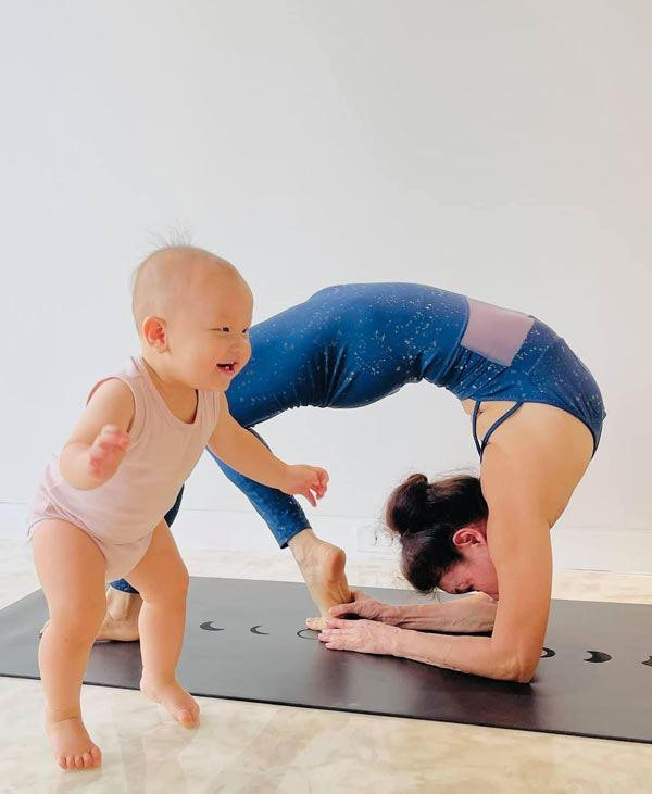 ##b###Mẹ Hồ Ngọc Hà vừa yoga vừa trông cháu. Leon xuất hiện trong khung hình càng làm bức ảnh thêm sống động.