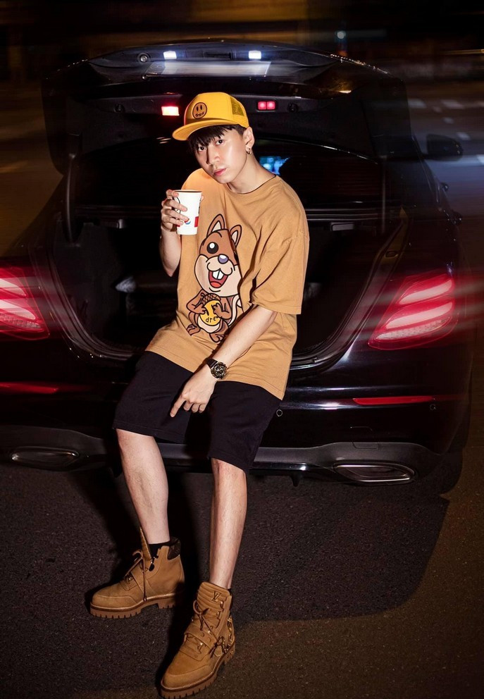 Karik tiết lộ thức nguyên đêm xem đá bóng nên tinh thần chưa tỉnh táo hẳn.