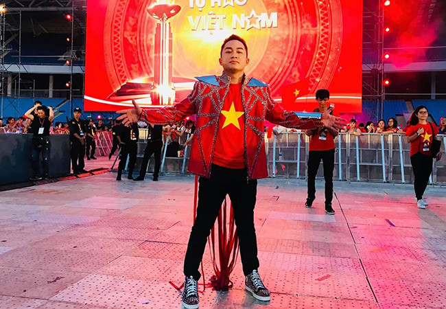 Tùng Dương đăng ảnh mừng tuyển Việt Nam lọt vào vòng loại cuối của World Cup.