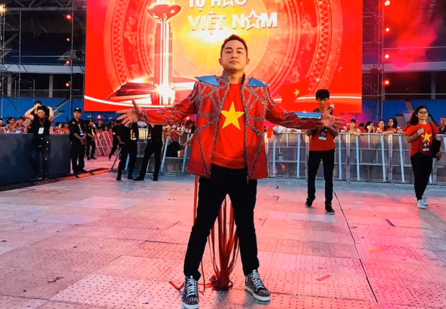 Tùng Dương đăng ảnh mừng tuyển Việt Nam lọt vào vòng loại cuối của World Cup.