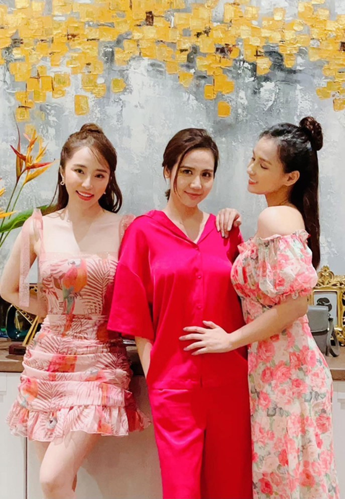 Quỳnh Nga và Lã Thanh Huyền chúc mừng Huyền Lizzie đón tuổi mới. Cả hai diện trang phục đồng điệu để "làm nền" cho chủ nhân buổi tiệc.