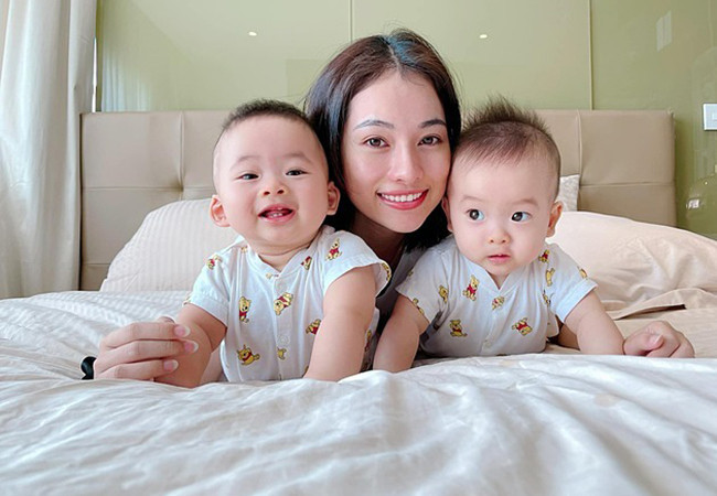Sara Lưu rạng rỡ bên 2 con song sinh qua ống kính của ông xã Dương Khắc Linh.