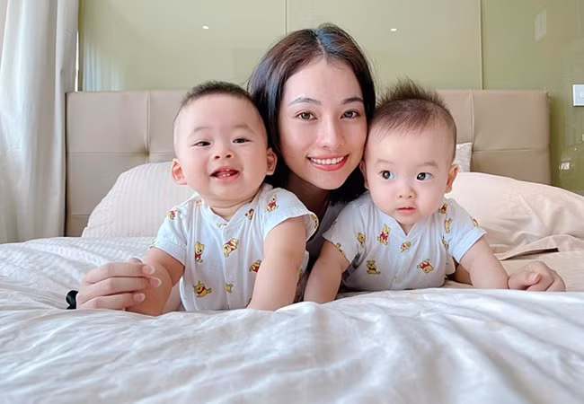Sara Lưu rạng rỡ bên 2 con song sinh qua ống kính của ông xã Dương Khắc Linh.