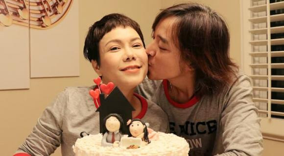 Vo chong Viet Huong gay tranh cai vi vi pham luat giao thong-Hinh-6