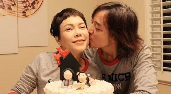 Vo chong Viet Huong gay tranh cai vi vi pham luat giao thong-Hinh-6