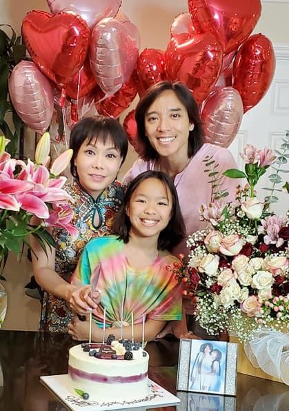 Vo chong Viet Huong gay tranh cai vi vi pham luat giao thong-Hinh-4