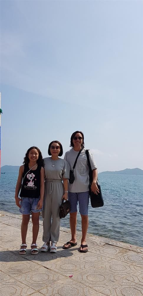 Vo chong Viet Huong gay tranh cai vi vi pham luat giao thong-Hinh-5