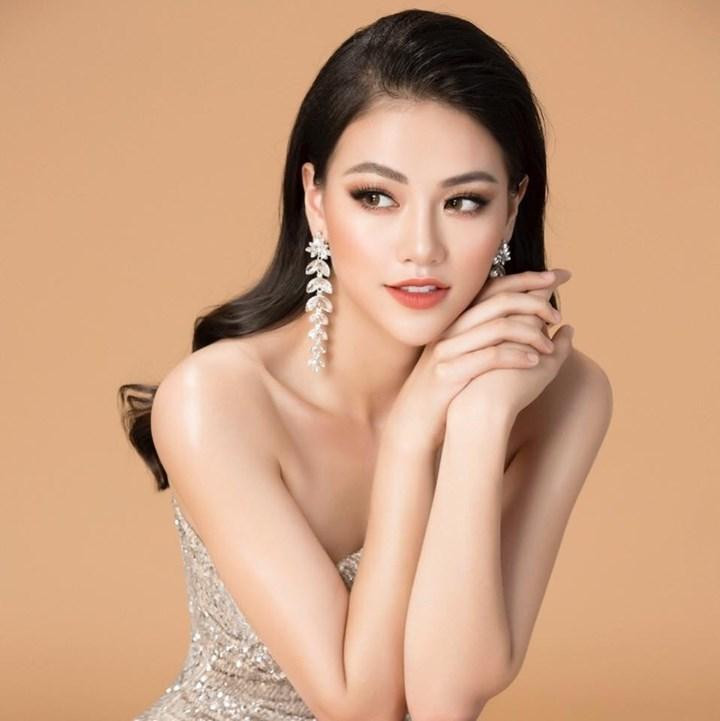 Trước thắc mắc từ dư luận, Phương Khánh cũng không giấu giếm chuyện thẩm mỹ, cho biết nhu cầu hoàn thiện bản thân để bước ra quốc tế là chuyện bình thường. Theo một bệnh viện thẩm mỹ lớn, nơi Phương Khánh được sử dụng hình ảnh để quảng cáo, cô được tiết lộ từng trải qua chỉnh mắt, mũi, cằm - hàm, môi, răng, nâng ngực - mông, hút mỡ bụng.