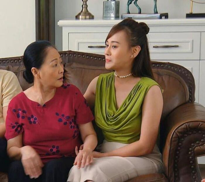 Chiếc chân váy bút chì màu nude tố cáo vòng bụng kém săn chắc, lằn mỡ của nữ diễn viên Phương Oanh. Chiếc áo khoét nách cổ đổ kém sang khiến cô lộ luôn bắp tay đô con nhìn ngán ngẩm.