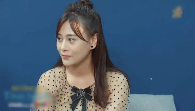 Trước đó đã được nhắc nhở nhẹ việc chọn quần áo màu nude rồi mà Nam vẫn chứng nào tật ấy. Chẳng hiểu có thù gì với stylist hay không mà hết ngày này tháng nọ, sắp hết phim đến nơi rồi mà cứ để nữ chính quanh chuyện mặc xấu.