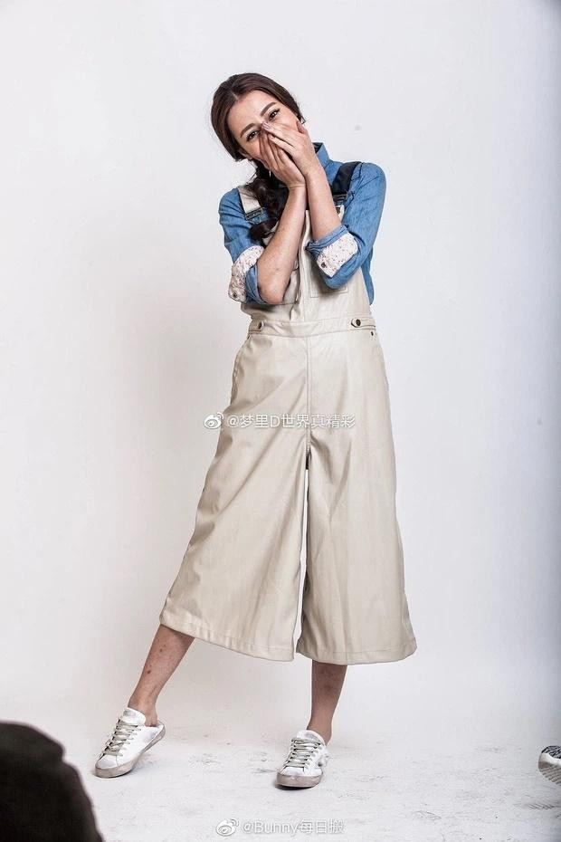 "Tôi thấy đây là ảnh cố tình chỉnh sửa rồi mà", "Mấy người đi PTS bôi xấu ảnh của Nhiệt Ba thật quá đáng", "Mọi người đừng tin, đây là ảnh giả đấy", nhiều fan bình luận.