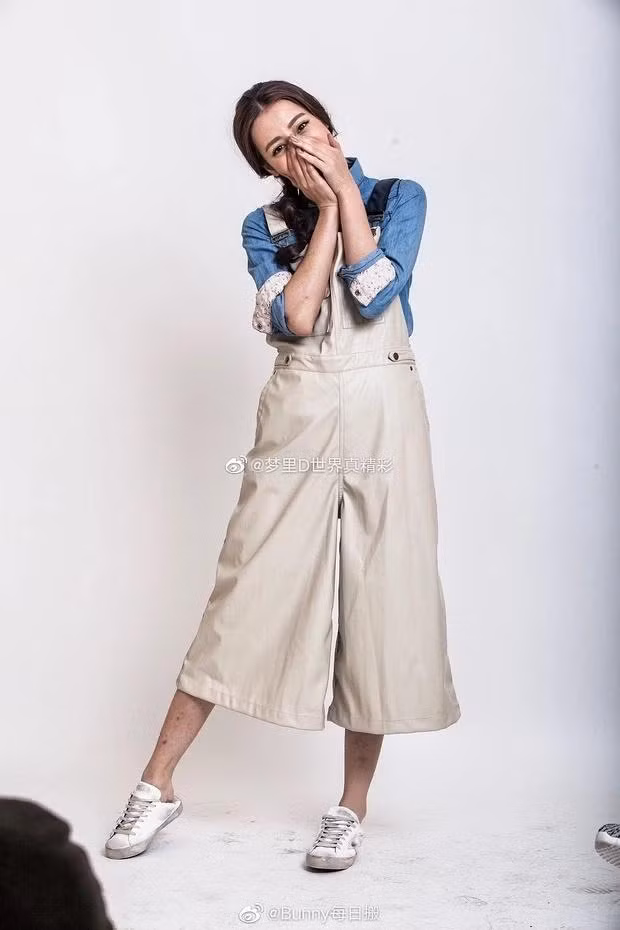 "Tôi thấy đây là ảnh cố tình chỉnh sửa rồi mà", "Mấy người đi PTS bôi xấu ảnh của Nhiệt Ba thật quá đáng", "Mọi người đừng tin, đây là ảnh giả đấy", nhiều fan bình luận.