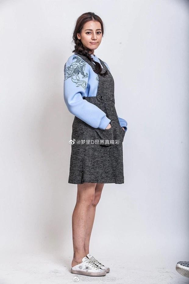 Mới đây, 1 blogger đình đám xứ Trung bất ngờ chia sẻ loạt ảnh không chỉnh sửa của nàng "Phượng Cửu". Dân tình choáng toàn tập với những tấm hình chụp cận cảnh nhan sắc làm lộ vô số khuyết điểm. Làn da sần sùi, nhiều vết thâm, lộ rõ nếp nhăn ở bọng mắt và quanh miệng khiến Nhiệt Ba trông như một "bà thím". Người hâm mộ không còn nhận ra thần tượng của mình.