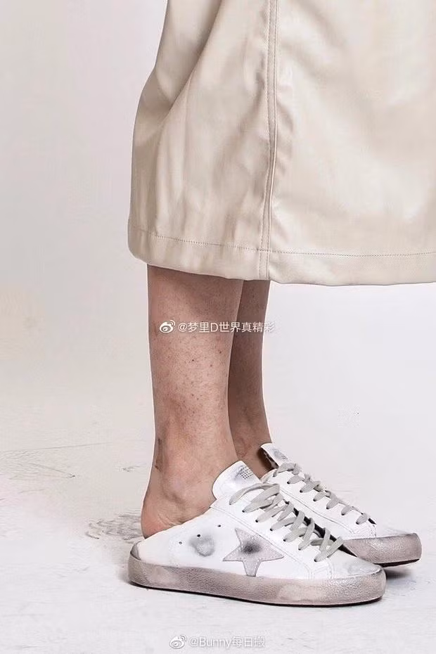 Bên cạnh những ý kiến có phần hoang mang trước nhan sắc thật của Nhiệt Ba thì không ít người hâm mộ đứng ra bênh vực, thực chất đây là ảnh do antifan cố tình photoshop để làm hại, bôi nhọ hình ảnh nữ diễn viên Tam Sinh Tam Thế.