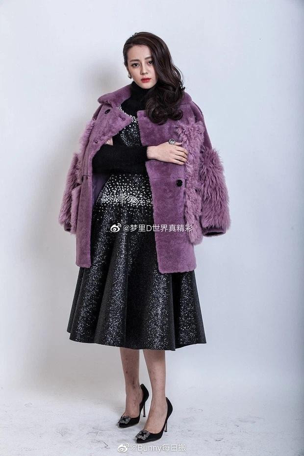 Địch Lệ Nhiệt Ba đã hết thời kì đỉnh cao, nhan sắc cũng lão hóa theo thời gian. Bộ ảnh thời trang với loạt trang phục cộng thêm tuổi cho mỹ nhân xứ Trung.